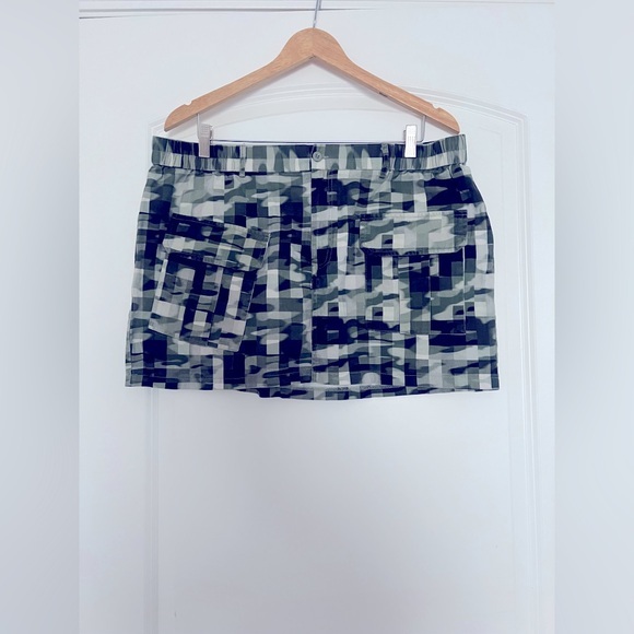 PrettyLittleThing Khaki Camo Cargo Mini Skirt - Picture 1 of 9
